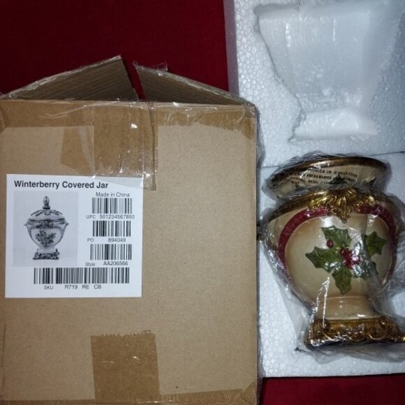 TOUCH OF CLASS RETIRED CHRISTMAS WINTERBERRY COVERED JAR/BOWL NWT - Picture 5 of 5